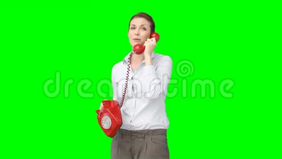 一个女人在电话里聊天视频的预览图