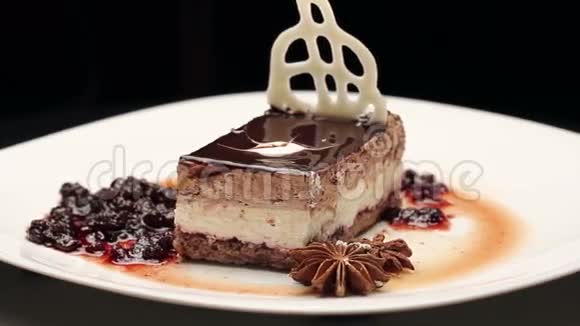 白色盘子里有美味的巧克力蛋糕视频的预览图