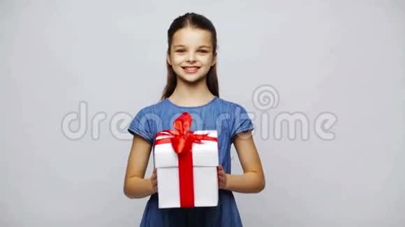 幸福微笑的女孩拿着礼盒视频的预览图