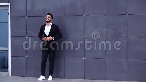商务中心的阿拉伯男孩站着肖像视频的预览图