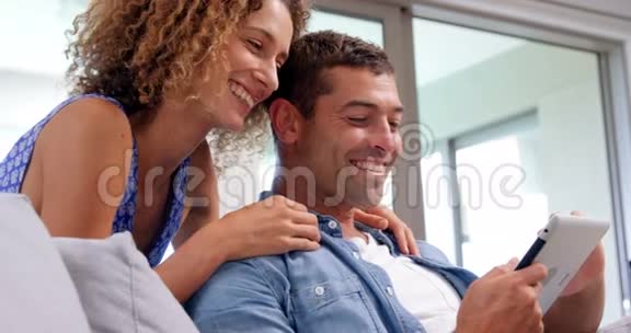 微笑情侣使用平板电脑视频的预览图