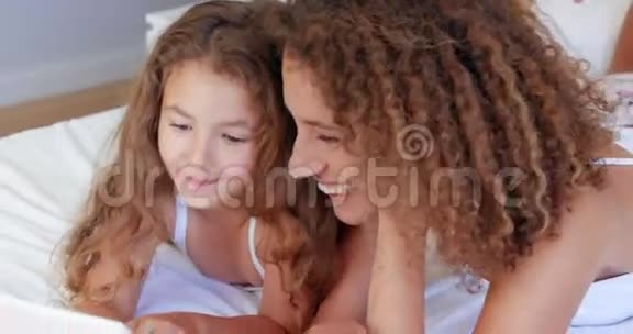 快乐的母女使用笔记本电脑视频的预览图