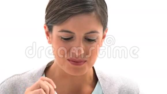 女人吃水果沙拉视频的预览图