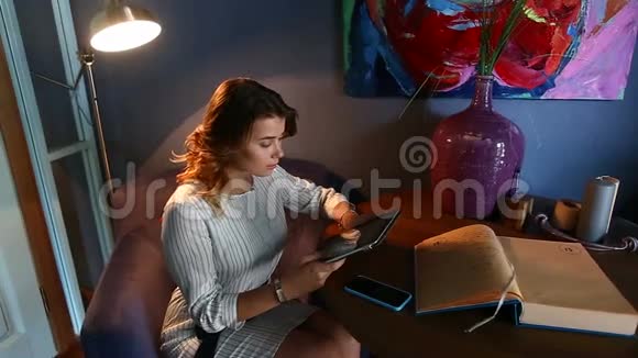 女性使用咖啡电话平板电脑技术视频的预览图