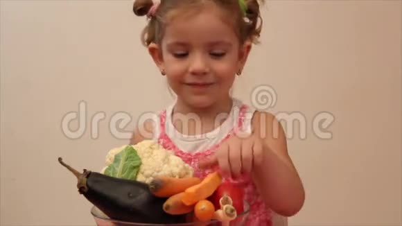 小女孩吃胡萝卜视频的预览图