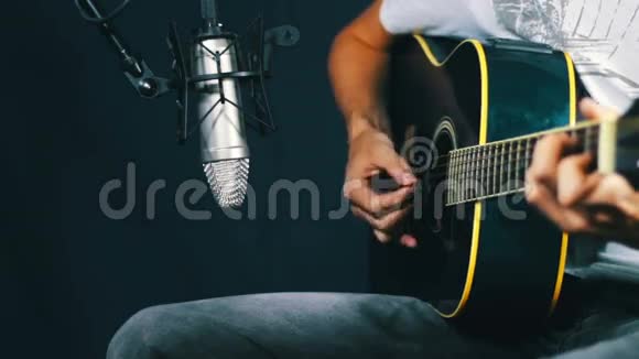 录音室的声学吉他视频的预览图