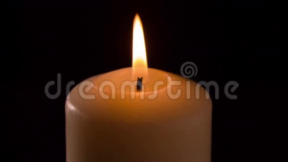 在黑暗中燃烧蜡烛视频的预览图