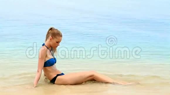 海滩上快乐的年轻女人视频的预览图