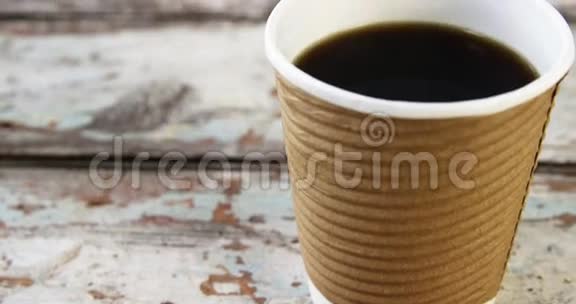 一次性咖啡杯放在木板上视频的预览图