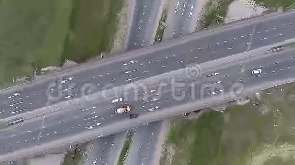 驾驶汽车在道路上的鸟瞰图视频的预览图