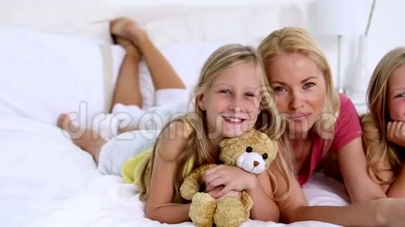 母亲和她的女儿微笑着视频的预览图