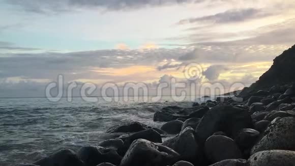 纳帕利海岸日出从位于夏威夷考艾岛的波哈尔海滩考艾岛夏威夷视频的预览图