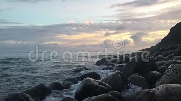 纳帕利海岸日出从位于夏威夷考艾岛的波哈尔海滩考艾岛夏威夷视频的预览图