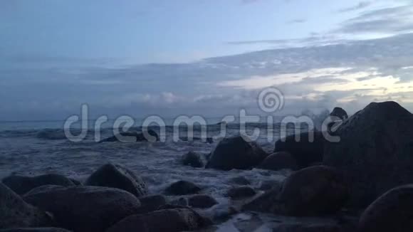 纳帕利海岸黎明从罗克斯附近的波里哈尔海滩夏威夷考艾岛视频的预览图