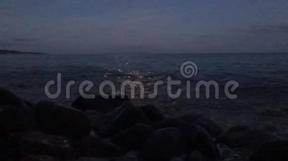 黎明时满月在尼霍岛上空从纳帕利海岸岩石附近的波里哈莱海滩夏威夷考艾岛视频的预览图