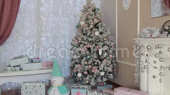 圣诞树在节日的内部视频的预览图