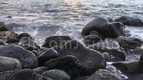 日落在纳帕利海岸从罗克斯附近的波里哈尔海滩考艾岛夏威夷视频的预览图