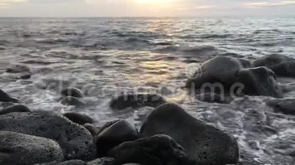 日落在纳帕利海岸从罗克斯附近的波里哈尔海滩考艾岛夏威夷视频的预览图