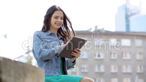 有平板电脑的快乐年轻女人或少女视频的预览图