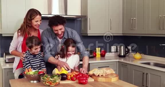 幸福的一家人一起准备蔬菜视频的预览图