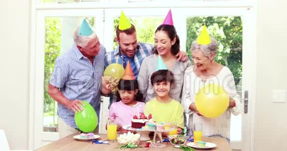 家人庆祝生日快乐视频的预览图