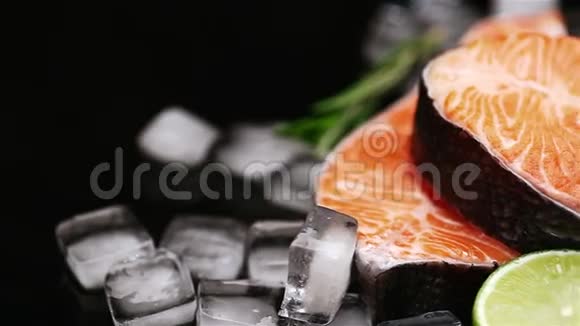 新鲜生鲑鱼红鱼牛排视频的预览图