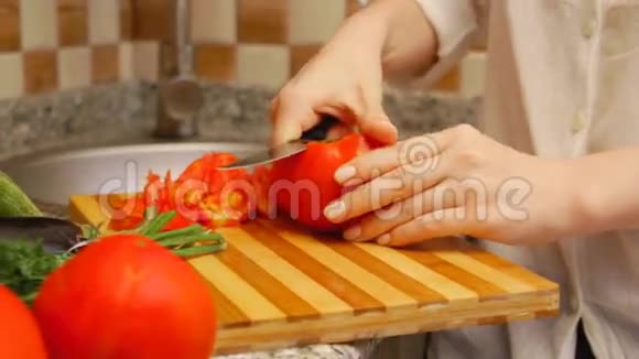 准备西红柿的女人视频的预览图
