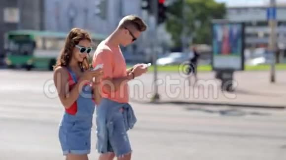 城里有智能手机的快乐少女情侣视频的预览图