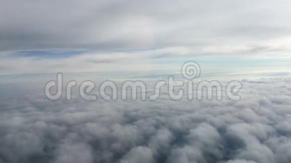 云层上方的飞行飞机视频的预览图