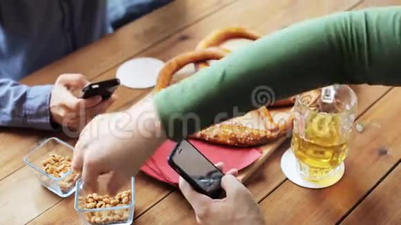 在酒吧喝啤酒的男性朋友视频的预览图