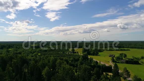 鸟瞰爱沙尼亚乡村小镇鸟瞰乡村小镇视频的预览图