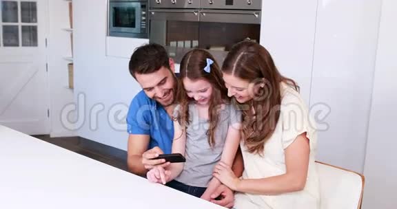 幸福的家庭和女儿自拍视频的预览图