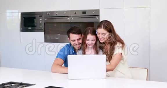 和女儿一起使用笔记本电脑的幸福家庭视频的预览图