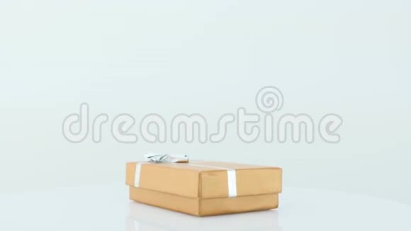 礼品盒隔离在白色上视频的预览图