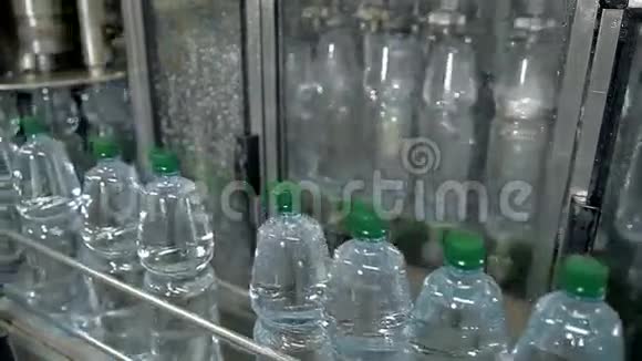 瓶装矿泉水的生产线视频的预览图