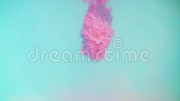 颜色下降水下创造一个丝绸窗帘在水下旋转的墨水视频的预览图