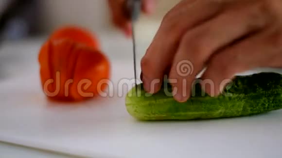 准备用切片蔬菜烹饪视频的预览图