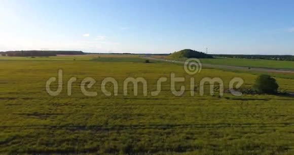令人惊叹的夏季景观的空中镜头上面的田野和草地视频的预览图