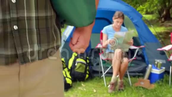 在乡下有帐篷的幸福夫妻视频的预览图
