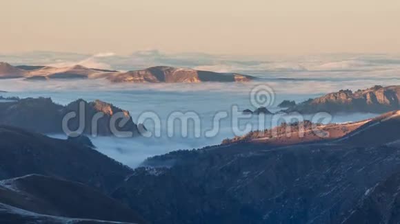 云的形成和运动直到中高加索山脉陡峭的山坡视频的预览图