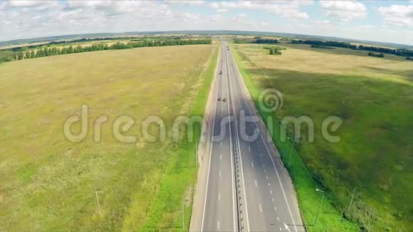 高速公路的空中景观汽车沿着公路行驶视频的预览图