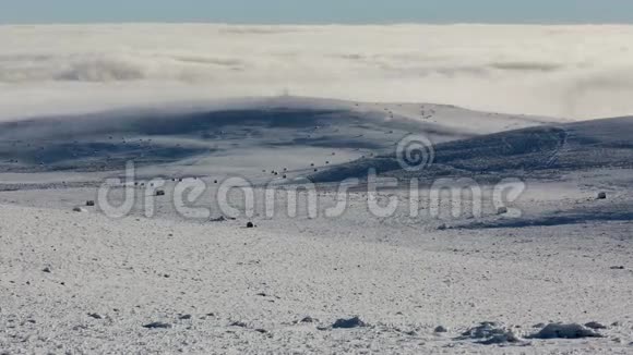 云的形成和运动直到中高加索山脉陡峭的山坡视频的预览图