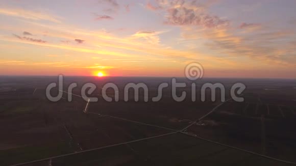 农村的日落空中观景视频的预览图