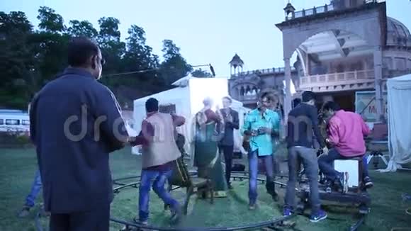 印度电影摄制组工作视频的预览图