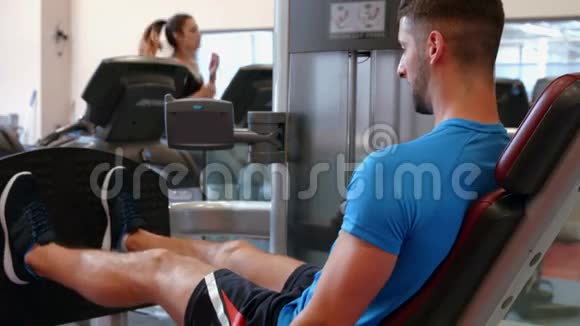 在健身房使用举重机的人视频的预览图