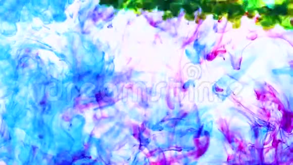 颜色下降水下创造一个丝绸窗帘在水下旋转的墨水视频的预览图