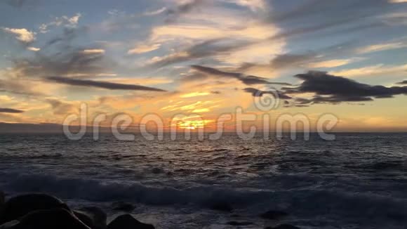 夏威夷考艾岛波里哈尔海滩日落地平线上的尼霍岛视频的预览图