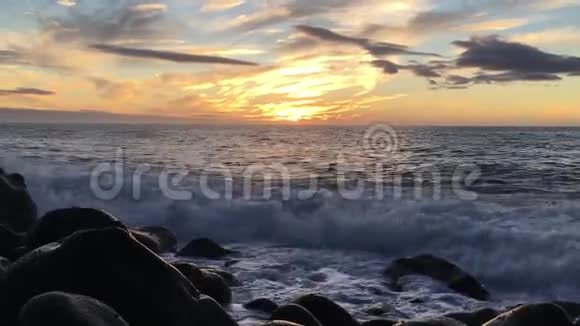 夏威夷考艾岛波里哈尔海滩日落地平线上的尼霍岛视频的预览图