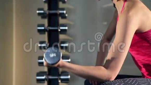 女人在健身房用杠铃做运动视频的预览图