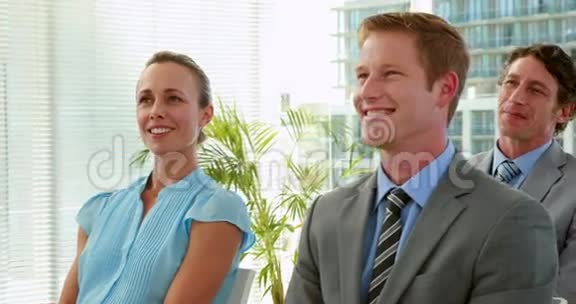 商务人士在会议期间微笑视频的预览图